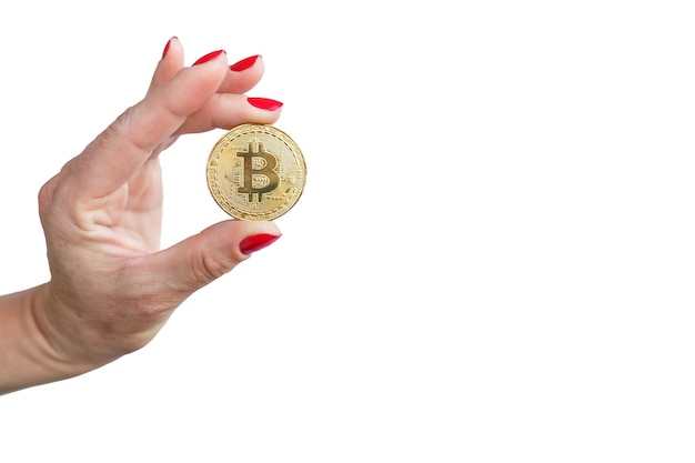 Virtuele geld gouden bitcoin vrouwen hand met rode nagels vingers geïsoleerd op een witte achtergrond