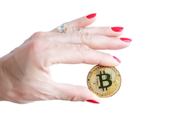 Virtuele geld gouden bitcoin vrouwen hand met rode nagels vingers geïsoleerd op een witte achtergrond