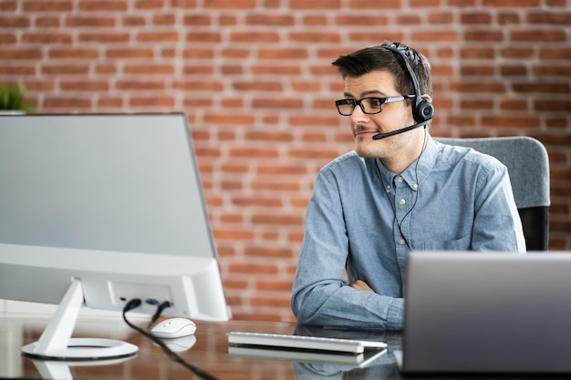 Virtuele persoonlijke assistent-man die videogesprek voert