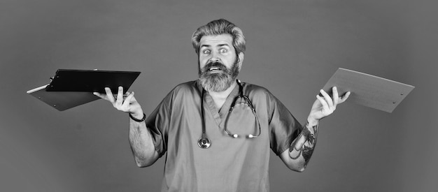 ウイルス感染菌ヘルスケア医療コンセプト文書とプロトコル私立クリニック病院部門男は髭を生やしたハンサムな医者が病院で働く入院