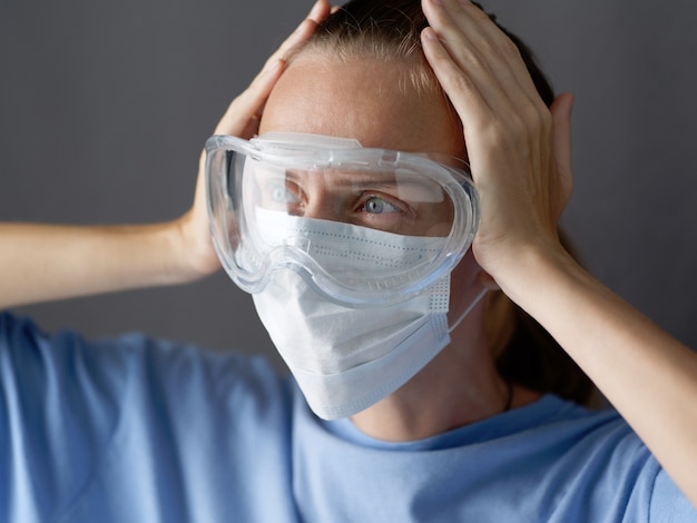 바이러스 무서워 여자 의사 충격 입고 코로나 바이러스 마스크 보호 및 눈 마스크
