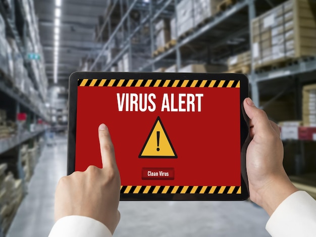 Предупреждение о вирусе на экране компьютера обнаружило модную киберугрозу, хакерский компьютерный вирус и вредоносное ПО