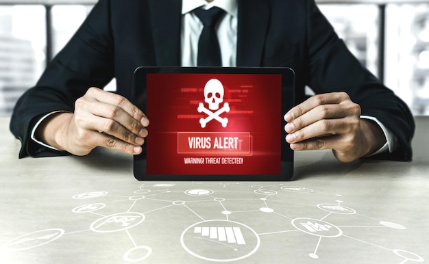 컴퓨터 화면의 바이러스 경고 경고가 최신 사이버 위협을 감지했습니다.