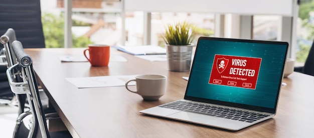 コンピューター画面上のウイルス警告アラートが最新のサイバー脅威を検出しました