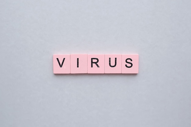 Parola di virus su uno sfondo bianco