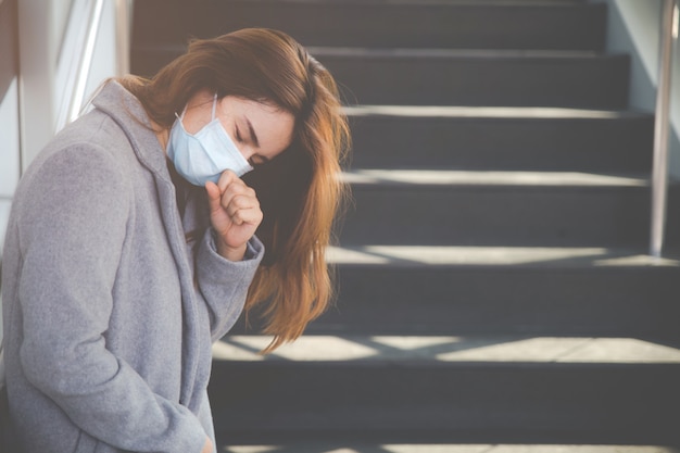 Virusmasker Aziatische vrouwenreis die gezichtsbescherming draagt in preventie voor coronavirus