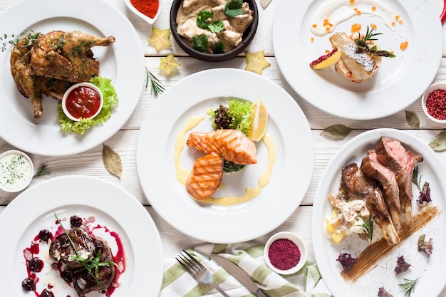 Vis- en vleesgerechten variëren plat. Bovenaanzicht op buffet met assortiment van gezonde, hartige gerechten