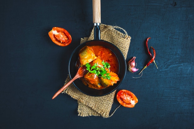 Vis met tomatensaus