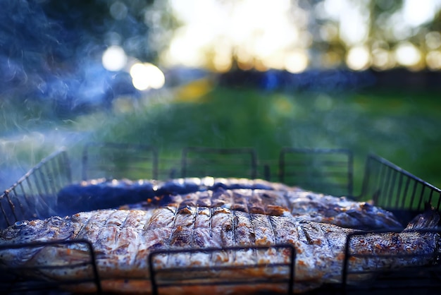 Vis op de grill op straat.