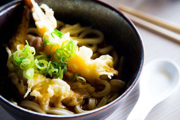 Vis ramen-soep. Traditioneel Japans recept.