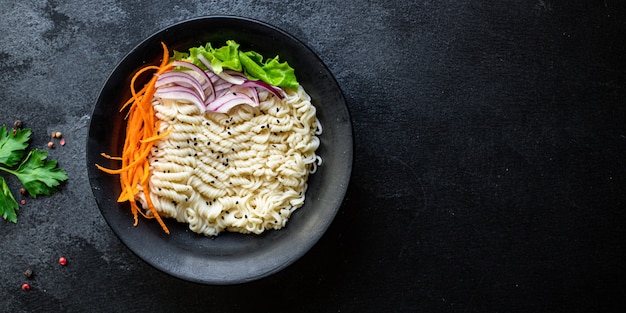 vis rijst noedels of tarwe glas cellofaan pasta, zeevruchten zalm, pescetarian dieet