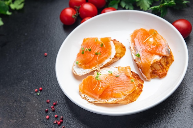 vis sandwich zalm smorrebrod open sandwich zeevruchten vers maaltijd voedsel dieet snack kopie ruimte eten