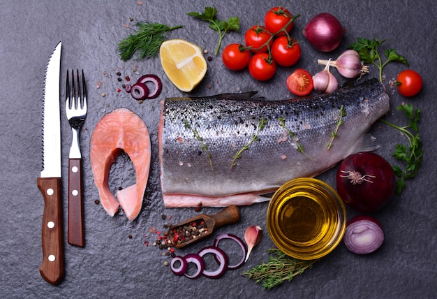 Vis zalm met kruiden en groenten