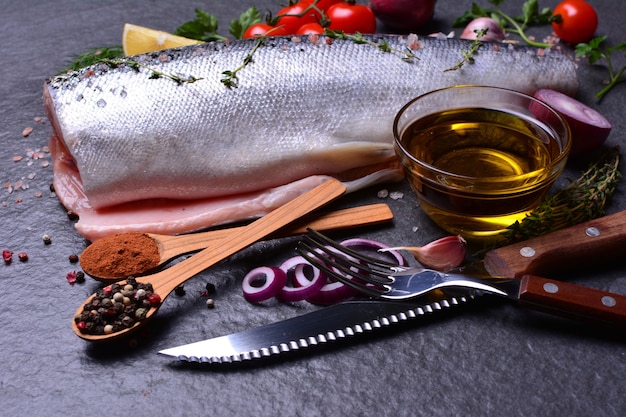 Vis zalm met kruiden en groenten