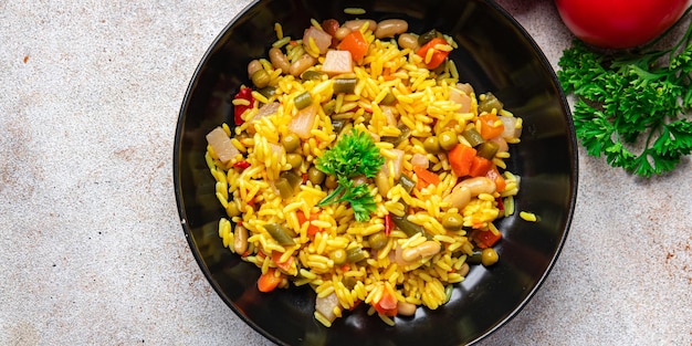 vis zeebaars gebakken, groente en zeevruchten maaltijd eten snack op tafel kopieer ruimte eten