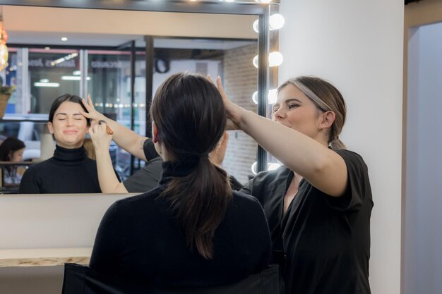 Foto visagist die make-up op een vrouw aanbrengt