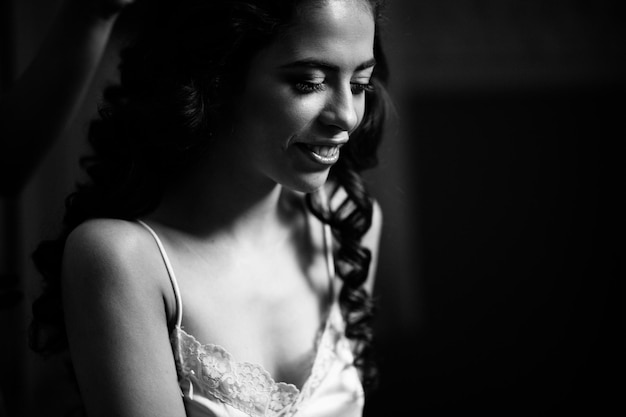 Visagist maakt jonge mooie bruid bruidsmake-up Bruiloft morningx9