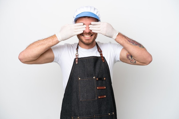 Foto visboer man met een schort geïsoleerd op een witte achtergrond die ogen bedekt door handen