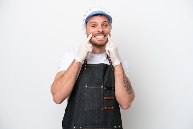 Visboer man met een schort geïsoleerd op een witte achtergrond glimlachend met een vrolijke en aangename uitdrukking