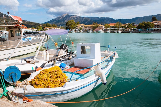 Visboten in vasiliki haven lefkada eiland griekenland zomertijd