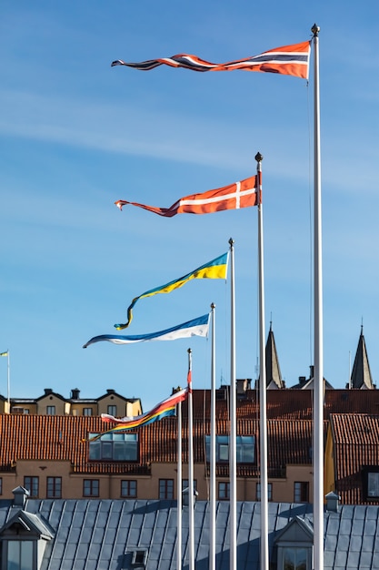 Foto visby, gotland, zweden-1 oktober 2021: vlaggen van verschillende landen en daken van de oude oude stad visby, gotland, zweden