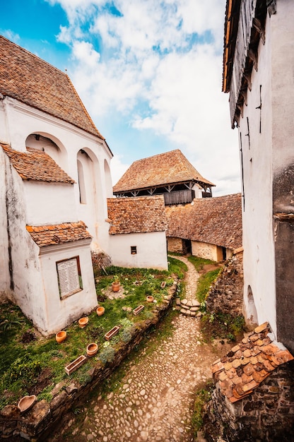 Foto viscri roemenië blauw oud geschilderd traditioneel huis van dorp transsylvanië duitse saksische gemeenschap unesco de versterkte kerk van viscri