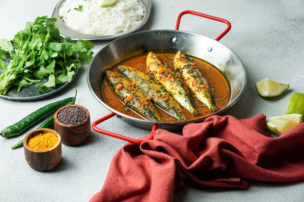 Viscurry op Indiase wijze, sardines met mosterdsaus