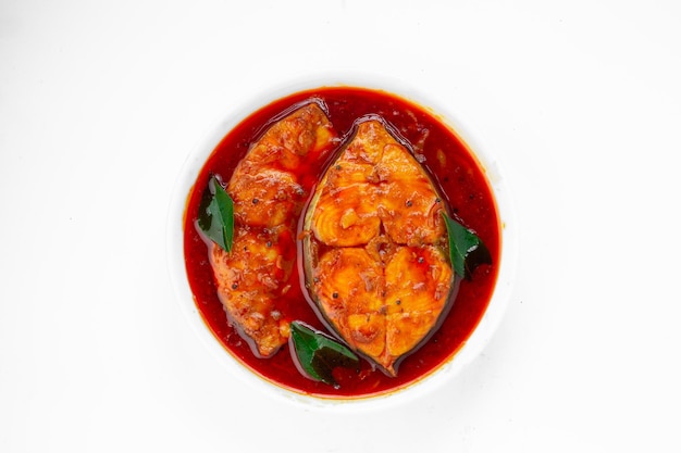 Viscurry seer vis traditionele Indiase viscurry Kerala speciaal gearrangeerd in een witte kom