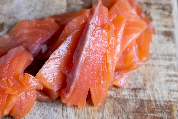 Visfilets snijden tijdens het bereiden van een gerecht van rode zalmvis