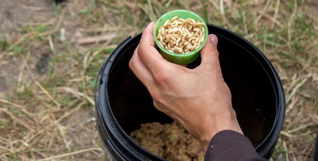 Visgerei op een houten vlotter met bergachtergrond en selectieve aandacht, natuur