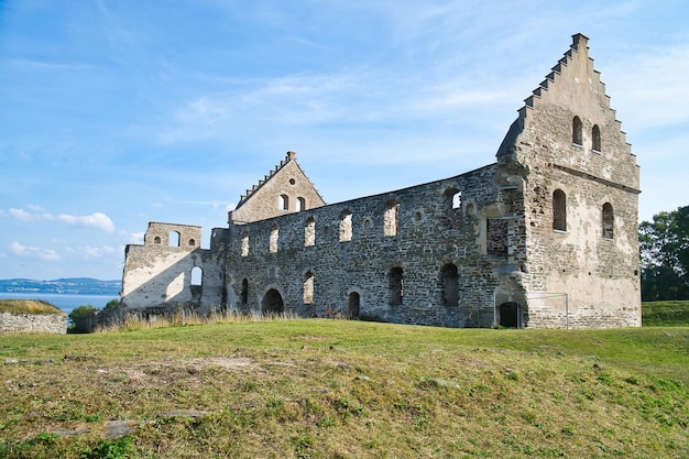 Замок Висингсборг в Швеции на острове Висингсо в руинах озера Ваттерм