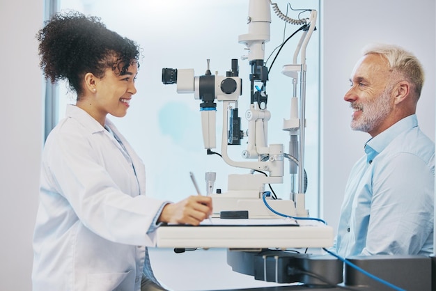 의사 여성 또는 검안사와 함께 시력 검사 및 건강 관리 병원 병원에서 남자 환자의 눈을 테스트하거나 여성 시력 전문가 및 고위 남성과 상담