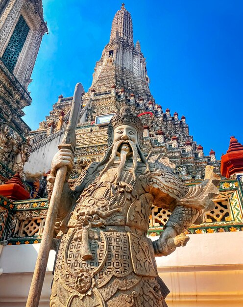 タイの首都の訪問カードは、チャオプラヤ川のほとりにある仏教寺院ワット・アルン・テンプル・オブ・ドーンです。