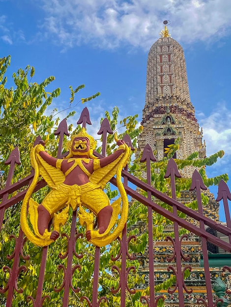 Foto il biglietto da visita della capitale della thailandia è il tempio buddista wat arun temple of dawn che si trova sulle rive del fiume chao phraya