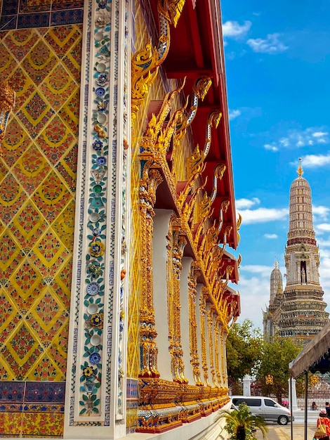 Foto il biglietto da visita della capitale della thailandia è il tempio buddista wat arun temple of dawn che si trova sulle rive del fiume chao phraya