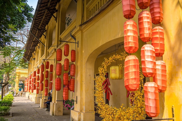 탕롱(Thang Long)의 유서 깊은 제국 성채(Imperial Citadel of Thang Long)에서 방문객들이 전통 패브릭 등불 아래에서 사진을 찍습니다.