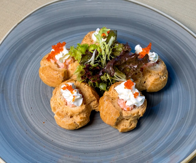 Viskaviaar gegarneerd met room en salade