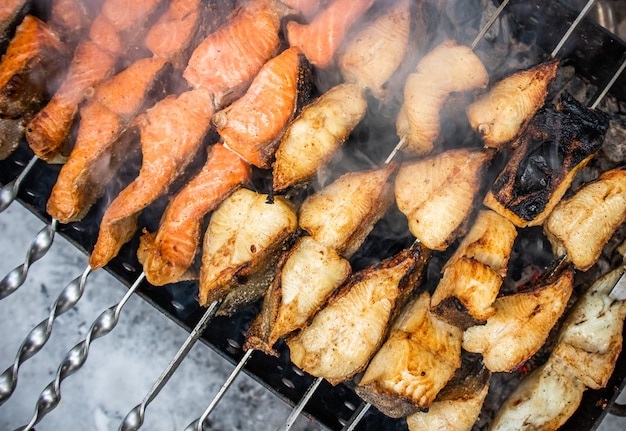 Viskebab op spiesjes op de grill in de winter