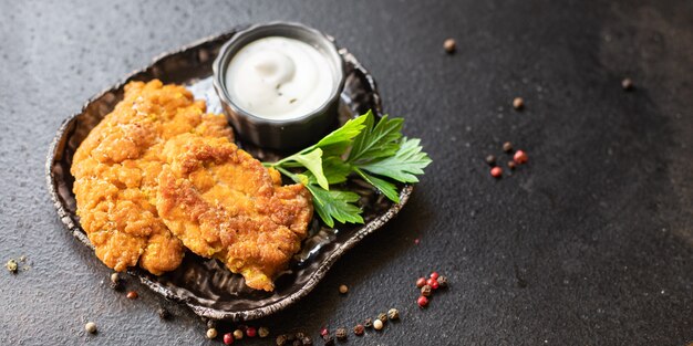 Foto viskuit snack schnitzels kaviaar gebakken maaltijd op tafel kopieer ruimte voedsel achtergrond pescetarian dieet