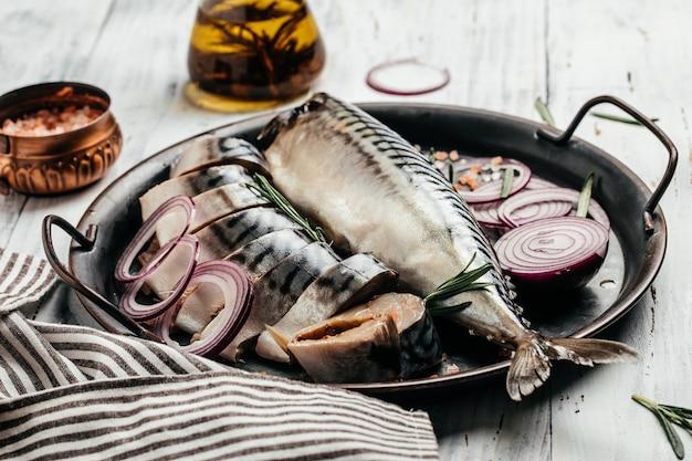 Vismakreel op houten ondergrond. Restaurantmenu, diëten, kookboekrecept. bovenaanzicht.