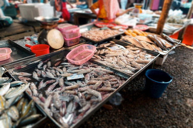 Vismarkt in KrabiRaw zeevruchten in een markt in de buurt van de tropische zee