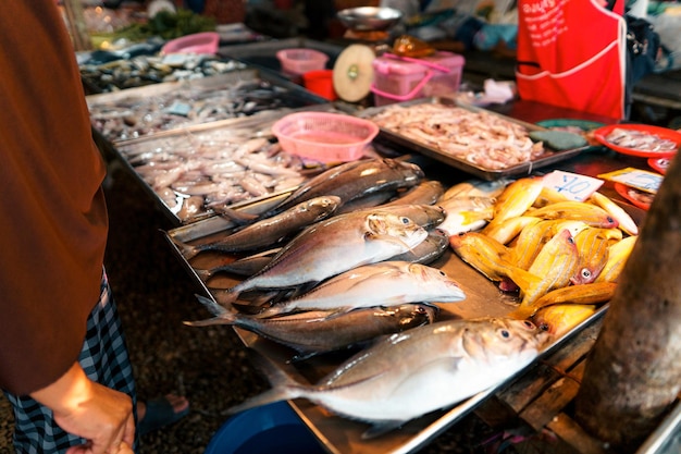 Vismarkt in KrabiRaw zeevruchten in een markt in de buurt van de tropische zee