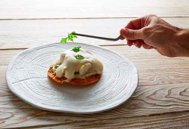 Vismayonaise en peterselie knapperige tortilla