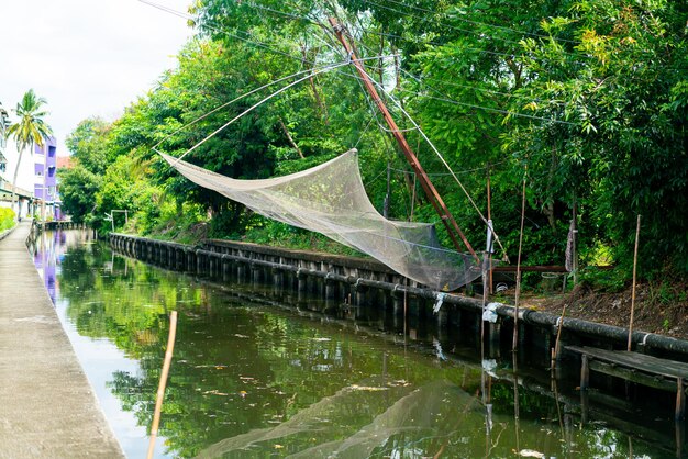 visnetten hangen aan een kleine gracht