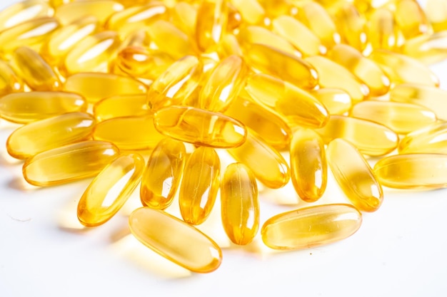 Visolie Omega 3 capsules vitamine met EPA en DHA geïsoleerd op een witte achtergrond.