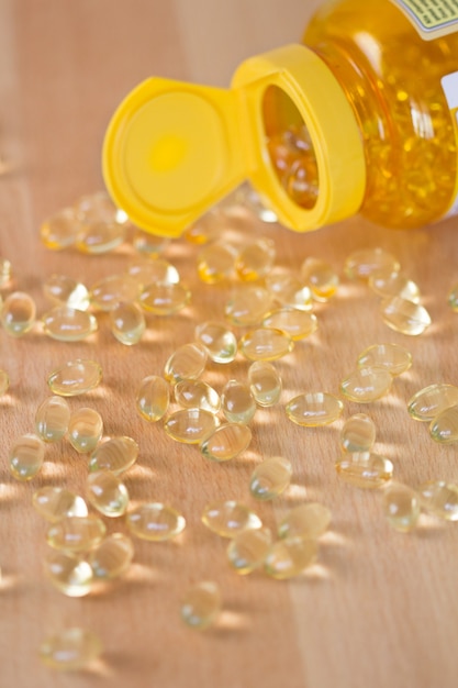 Foto visolie omega-pillen gemorst uit een fles