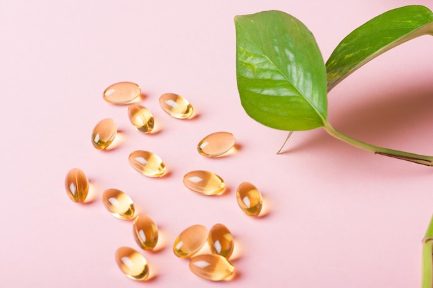 Visoliecapsules omega3 op een roze achtergrond