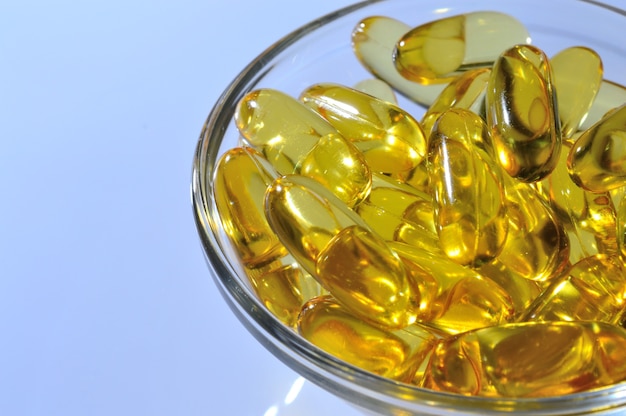 Visoliecapsules op een glasplaat. veel vitamine omega 3. close-up.