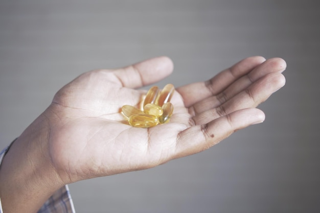 Visoliesupplement bij de hand close-up