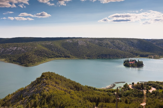 Visovac christelijk klooster op het eiland in het nationale park krka, kroatië. luchtfoto